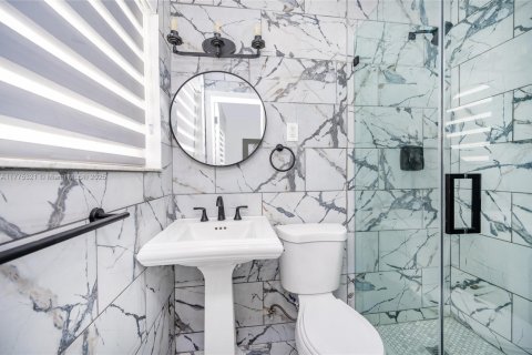 Commercial property in Coral Gables, Florida 202.81 sq.m. № 1957890 - photo 20