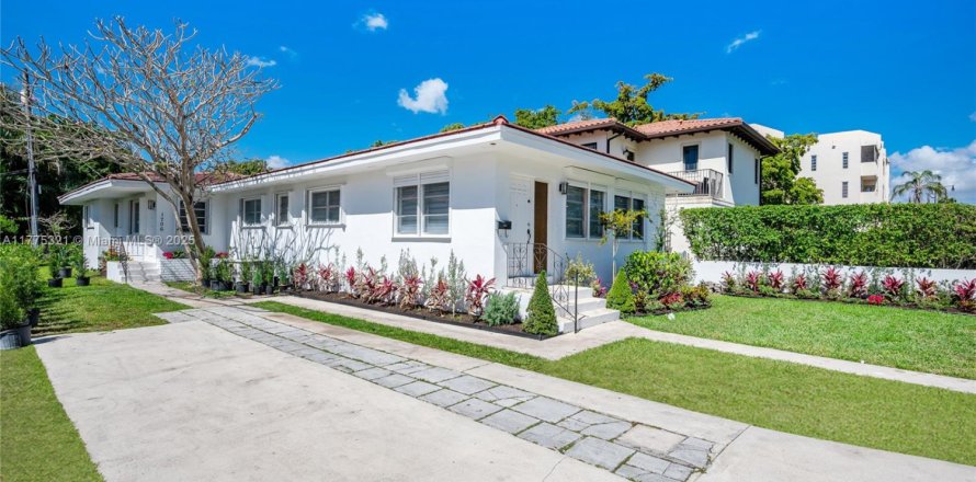 Commercial property in Coral Gables, Florida 202.81 sq.m. № 1957890