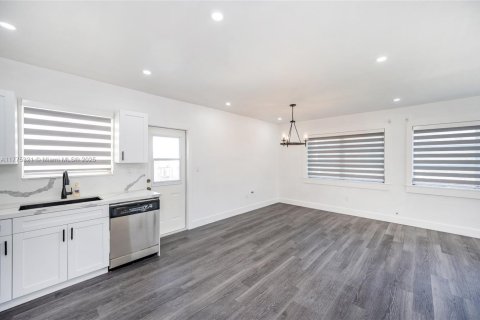 Commercial property in Coral Gables, Florida 202.81 sq.m. № 1957890 - photo 15