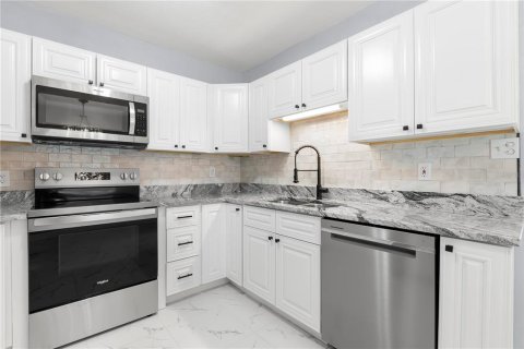 Villa ou maison à vendre à Tampa, Floride: 2 chambres, 103.68 m2 № 2324925 - photo 8