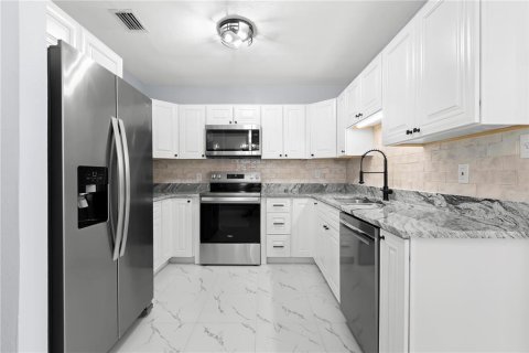 Villa ou maison à vendre à Tampa, Floride: 2 chambres, 103.68 m2 № 2324925 - photo 4