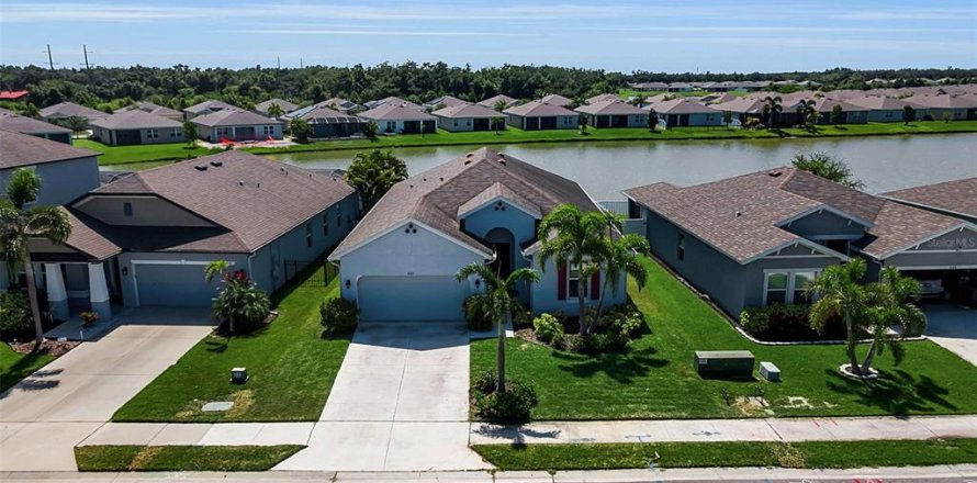 House in Palmetto, Florida 4 bedrooms, 186.18 sq.m. № 2308844