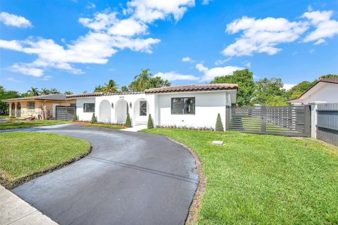 House in Miami, Florida 4 bedrooms, 188.96 sq.m. № 1936362 - photo 2