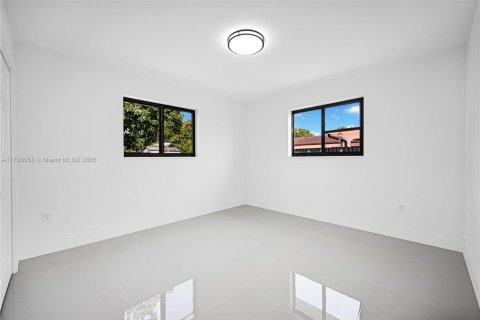 House in Miami, Florida 4 bedrooms, 188.96 sq.m. № 1936362 - photo 19