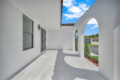 House in Miami, Florida 4 bedrooms, 188.96 sq.m. № 1936362 - photo 4