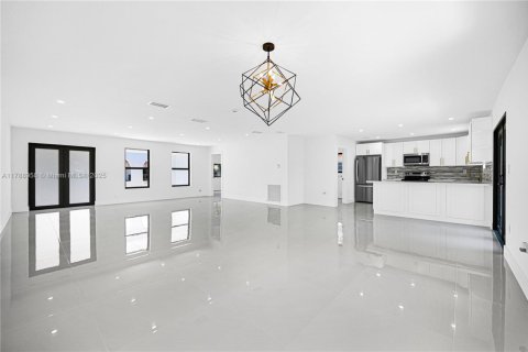 House in Miami, Florida 4 bedrooms, 188.96 sq.m. № 1936362 - photo 9