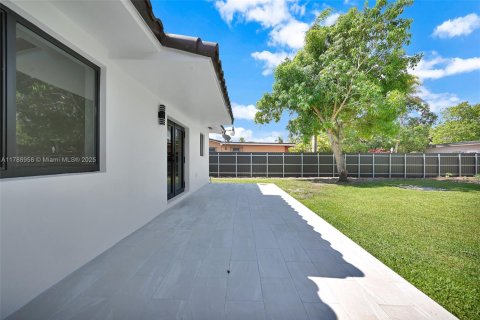 Casa en venta en Miami, Florida, 4 dormitorios, 188.96 m2 № 1936362 - foto 25