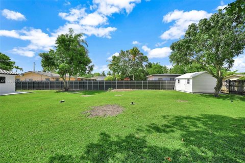 House in Miami, Florida 4 bedrooms, 188.96 sq.m. № 1936362 - photo 30