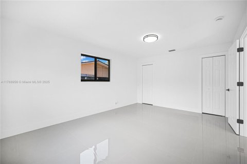 House in Miami, Florida 4 bedrooms, 188.96 sq.m. № 1936362 - photo 15