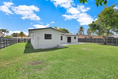House in Miami, Florida 4 bedrooms, 188.96 sq.m. № 1936362 - photo 29