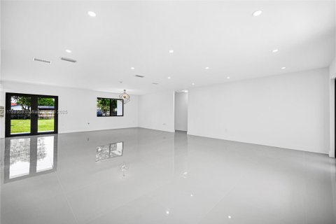 House in Miami, Florida 4 bedrooms, 188.96 sq.m. № 1936362 - photo 8