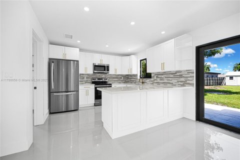 Casa en venta en Miami, Florida, 4 dormitorios, 188.96 m2 № 1936362 - foto 10