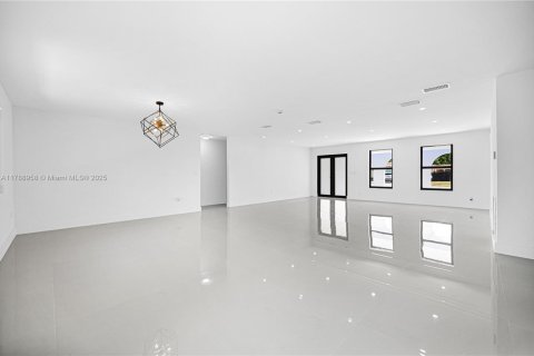 House in Miami, Florida 4 bedrooms, 188.96 sq.m. № 1936362 - photo 7