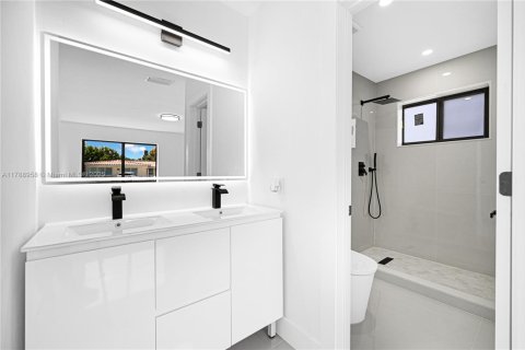 House in Miami, Florida 4 bedrooms, 188.96 sq.m. № 1936362 - photo 23