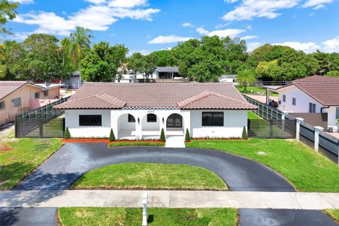 Villa ou maison à vendre à Miami, Floride: 4 chambres, 188.96 m2 № 1936362 - photo 1