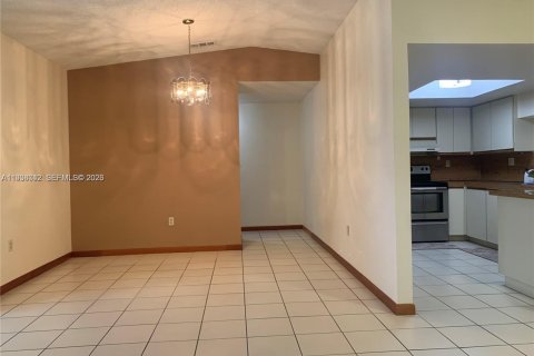 Casa en alquiler en Miami, Florida, 2 dormitorios, 92.9 m2 № 1997863 - foto 3