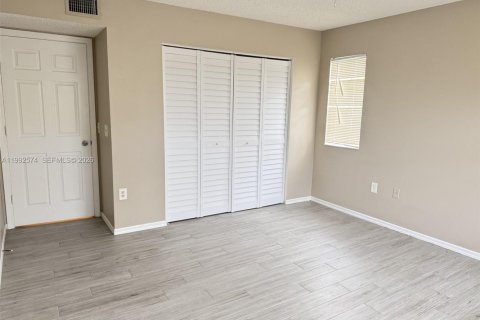 Condo in Coconut Creek, Florida, 2 bedrooms  № 2056886 - photo 11