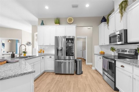 House in Weeki Wachee, Florida 3 bedrooms, 182.92 sq.m. № 1801757 - photo 8