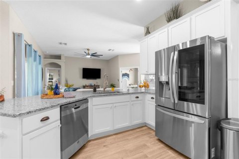 House in Weeki Wachee, Florida 3 bedrooms, 182.92 sq.m. № 1801757 - photo 9