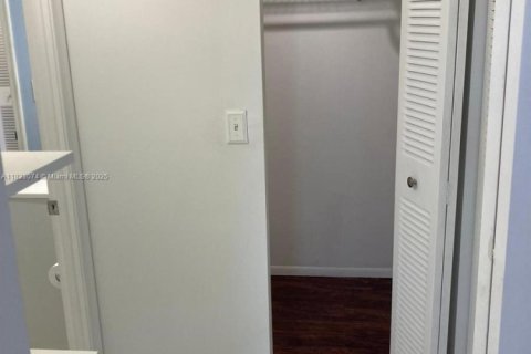 Condo in North Miami Beach, Florida, 1 bedroom  № 1814322 - photo 25
