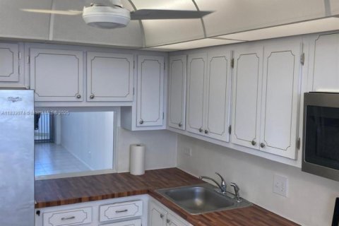 Condo in North Miami Beach, Florida, 1 bedroom  № 1814322 - photo 20