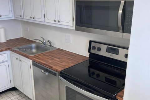 Condo in North Miami Beach, Florida, 1 bedroom  № 1814322 - photo 21