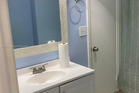 Condo in North Miami Beach, Florida, 1 bedroom  № 1814322 - photo 13