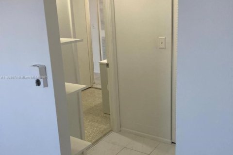 Condo in North Miami Beach, Florida, 1 bedroom  № 1814322 - photo 28