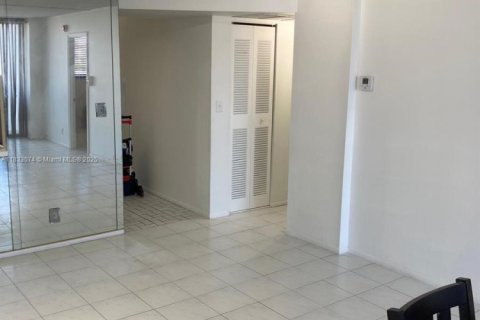 Condo in North Miami Beach, Florida, 1 bedroom  № 1814322 - photo 17