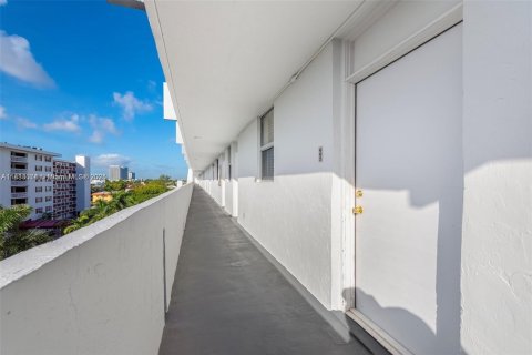 Condo in North Miami Beach, Florida, 1 bedroom  № 1814322 - photo 9