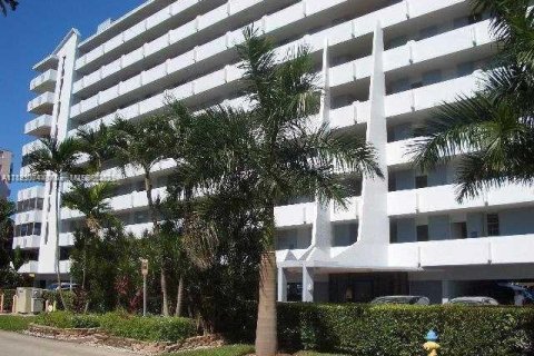 Condo in North Miami Beach, Florida, 1 bedroom  № 1814322 - photo 1