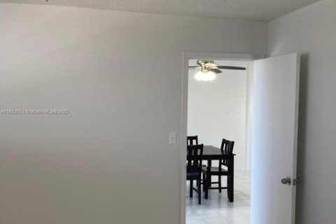 Condo in North Miami Beach, Florida, 1 bedroom  № 1814322 - photo 30