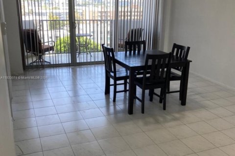 Condo in North Miami Beach, Florida, 1 bedroom  № 1814322 - photo 11