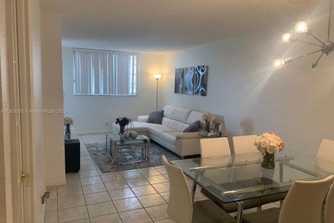 Condominio en alquiler en North Miami Beach, Florida, 1 dormitorio, 73.58 m2 № 1952078 - foto 8