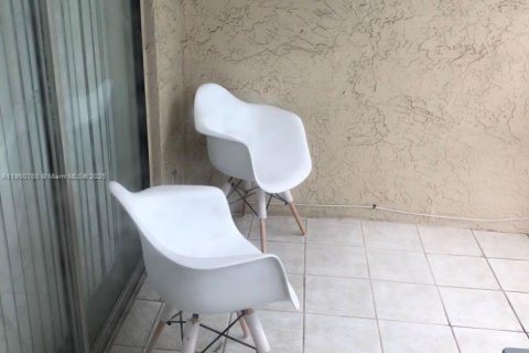 Condominio en alquiler en North Miami Beach, Florida, 1 dormitorio, 73.58 m2 № 1952078 - foto 1