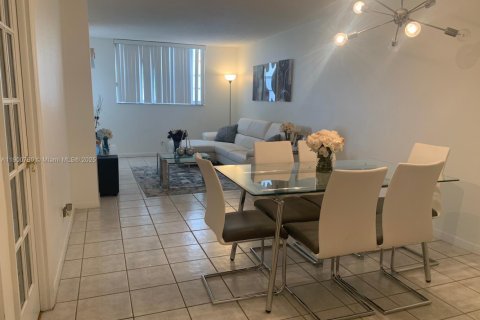 Condominio en alquiler en North Miami Beach, Florida, 1 dormitorio, 73.58 m2 № 1952078 - foto 10