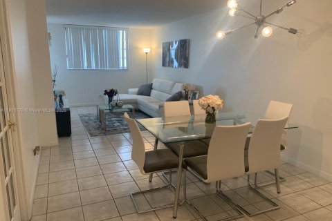 Condominio en alquiler en North Miami Beach, Florida, 1 dormitorio, 73.58 m2 № 1952078 - foto 11