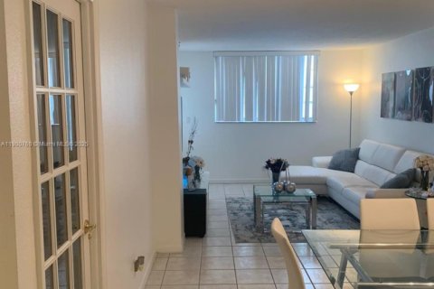Condominio en alquiler en North Miami Beach, Florida, 1 dormitorio, 73.58 m2 № 1952078 - foto 7