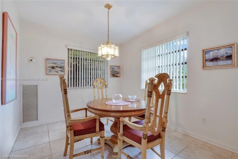 House in Miami, Florida 3 bedrooms, 175.59 sq.m. № 1726682 - photo 13