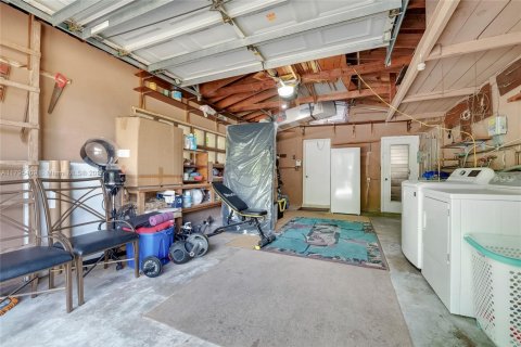 House in Miami, Florida 3 bedrooms, 175.59 sq.m. № 1726682 - photo 15