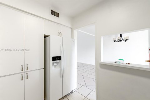 Condominio en venta en North Miami, Florida, 1 dormitorio, 73.21 m2 № 2046901 - foto 4
