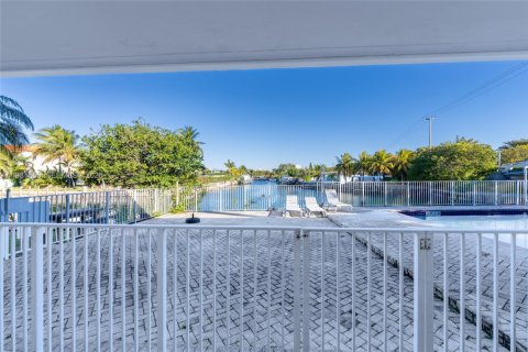 Condominio en North Miami, Florida, 1 dormitorio  № 2046901