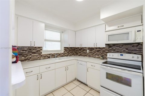 Condominio en venta en North Miami, Florida, 1 dormitorio, 73.21 m2 № 2046901 - foto 5