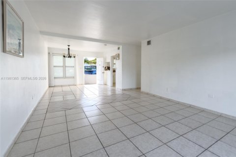 Condominio en venta en North Miami, Florida, 1 dormitorio, 73.21 m2 № 2046901 - foto 7