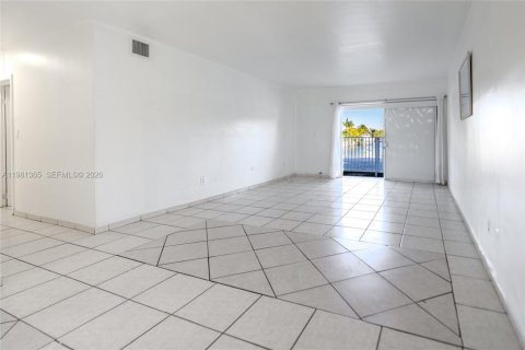 Condominio en venta en North Miami, Florida, 1 dormitorio, 73.21 m2 № 2046901 - foto 6