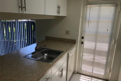 Touwnhouse à vendre à Miami, Floride: 2 chambres, 111.95 m2 № 2077144 - photo 3