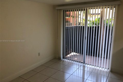 Touwnhouse à vendre à Miami, Floride: 2 chambres, 111.95 m2 № 2077144 - photo 4