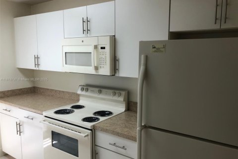 Touwnhouse à vendre à Miami, Floride: 2 chambres, 111.95 m2 № 2077144 - photo 2