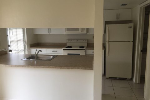 Touwnhouse à vendre à Miami, Floride: 2 chambres, 111.95 m2 № 2077144 - photo 11