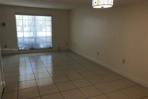 Touwnhouse à vendre à Miami, Floride: 2 chambres, 111.95 m2 № 2077144 - photo 5